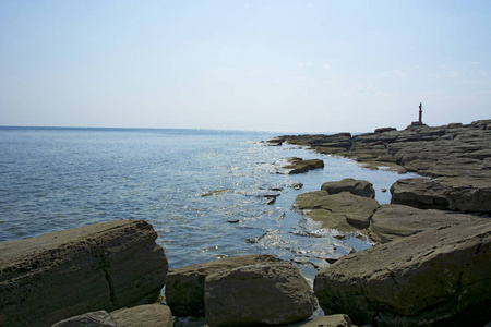 在阳光下的大岩石海岸