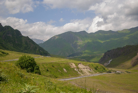 美丽的山风景, 与绿色草和山河