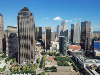 美国德克萨斯州达拉斯市中心的鸟瞰金融区。夏日的摩天大楼笼罩着蓝天。都市与城市景观背景
