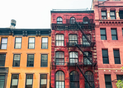 一排老式的纽约城市公寓建筑门面