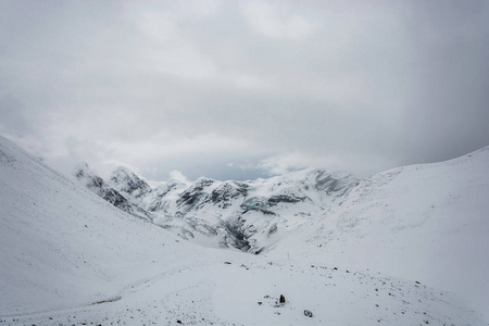 美丽的山风景在雪覆盖的萨龙峰宾馆 La 通过在多云天, 尼泊尔