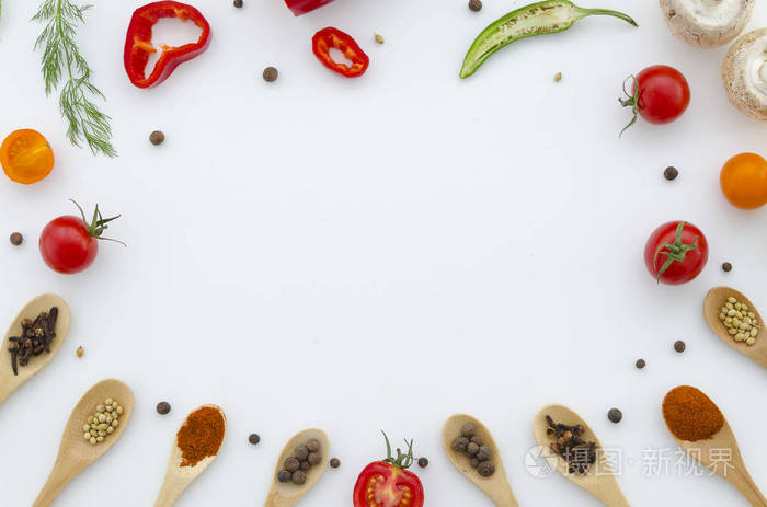 各种蔬菜和香料隔离在白色背景, 顶部视图, 平面布局.