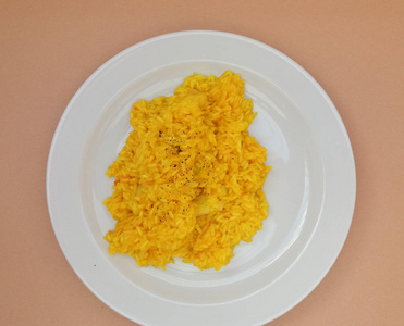 用 Carnaroli 大米制成的藏红花烩饭中等粒度水稻种植