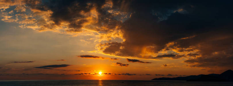 在海上日落。在亚德里亚海的日落。到太阳坐做