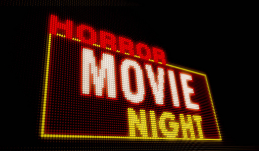 恐怖电影夜复古介绍在大的像素霓虹灯显示屏上的发光字母。灯泡显示亮灯文本。娱乐活动广告横幅3d 插图