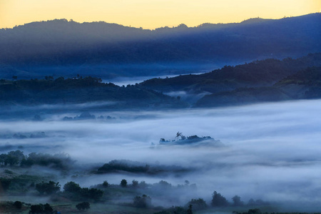 美丽的日出的旅行地方清晨的薄雾在帕尧省，泰国富朗卡国家公园