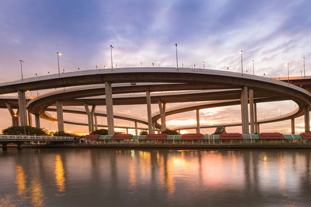 美丽的夕阳的天空在圆公路交叉口河前