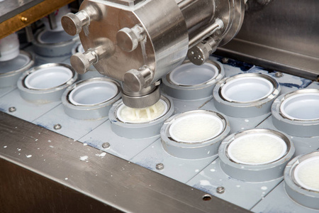 现代乳制品中酸奶灌装酸奶进入塑料玻璃生产的最后阶段
