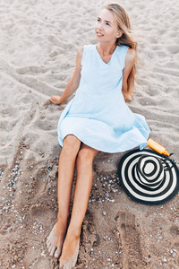 美丽的肖像女孩在帽子特写, 休息在海或海洋, 一个女人在夏天蓝色礼服