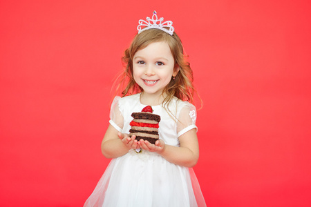 小女孩头戴冠举行一个生日蛋糕图片