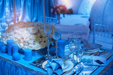 婚礼的仪式在蓝色色调的鲜花装饰