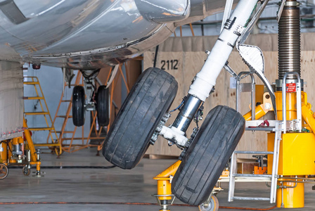 齿轮齿轮下来在机库的机箱后飞机维修