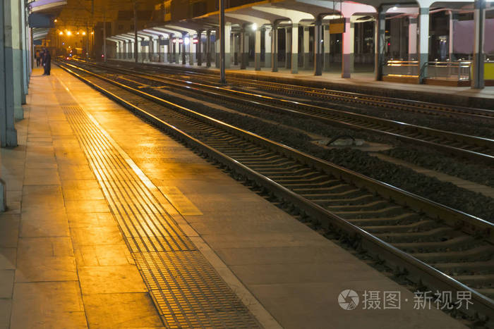 火车站站台和夜间轨道