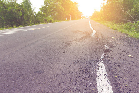 农村公路。路线运输损坏了