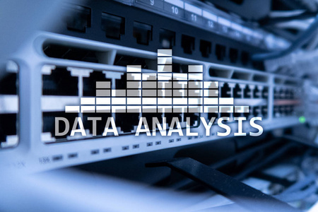大数据分析文本在服务器室背景。互联网与现代技术理念