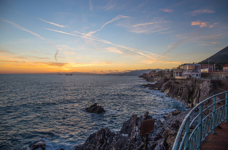 神经的海村庄的看法在热那亚 Genova, 利古里亚海岸, 意大利, 在日落