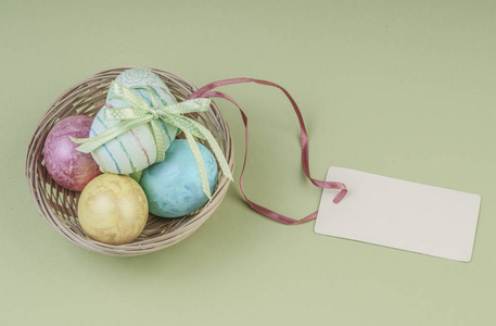 复活节彩蛋在篮子里的名称标签