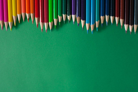 彩色的铅笔上芥末的背景
