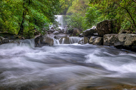 瀑布水自然河溪森林景观梯级绿岩瀑布流溪石瀑公园山