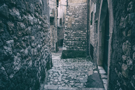 中世纪小镇 Sermoneta 的小巷