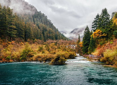 波光粼粼的湖，九寨沟自然风景保护区