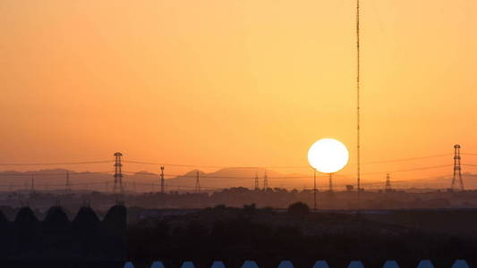 日落与云彩在阿治曼 citiscape 从屋顶 timelapse。阿治曼是阿拉伯联合酋长国阿治曼酋长国的首府。4k