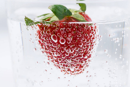新鲜的草莓，特写的苏打水