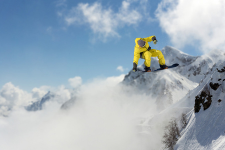 滑雪板骑手跳跃于群山之巅。极端的滑雪随心所欲的运动