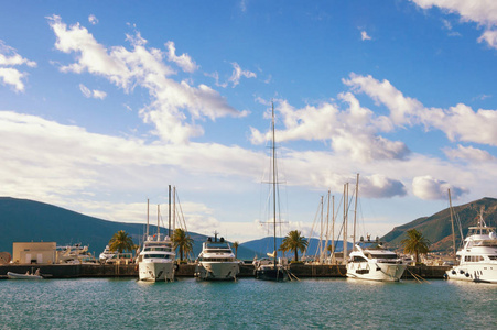 美丽的风景与蓝天, 白云和线的游艇。黑山, 蒂瓦特, 鸟瞰波尔图的游艇码头