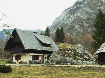 移动照片温馨小屋在山