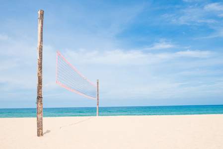 排球网在空的沙滩上