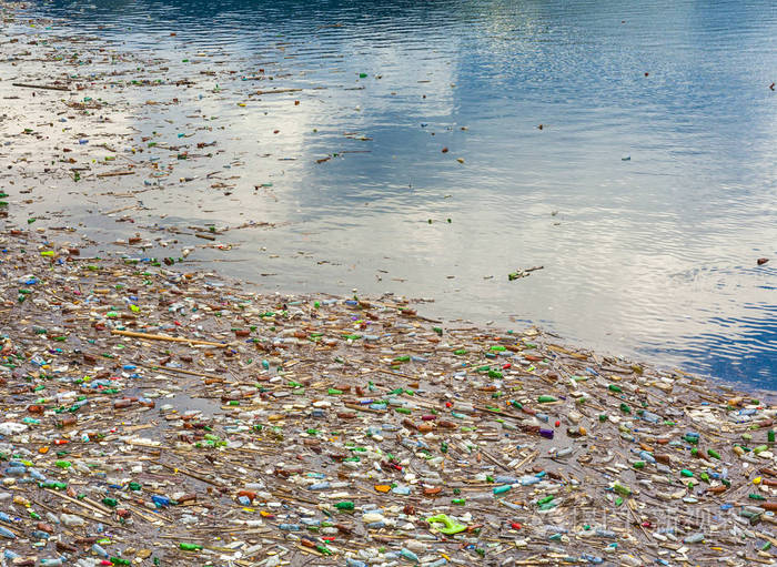 水中含有塑料袋和有毒废料的湖泊污染