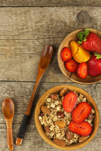 草莓麦片粥。健康饮食的概念。运动员的精致小吃。素食的食物