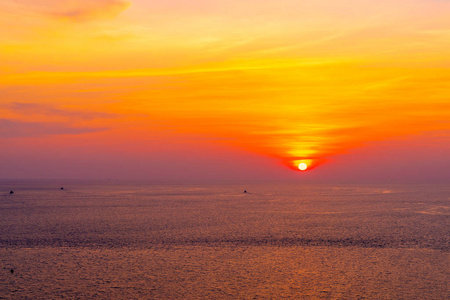 美丽的黄昏日落天空与海和海洋过滤器效果处理风格