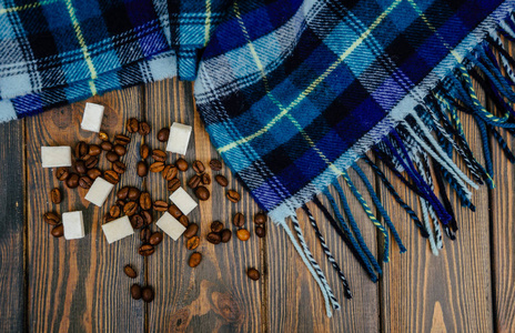 咖啡粒和蓝色暖羊毛秋季围巾