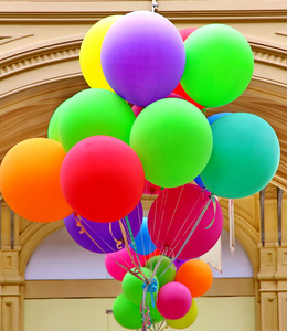 五颜六色的气球与快乐庆祝酒会
