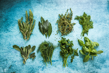 厨房草本芳香的厨房药草和香料平躺在桌子上照片