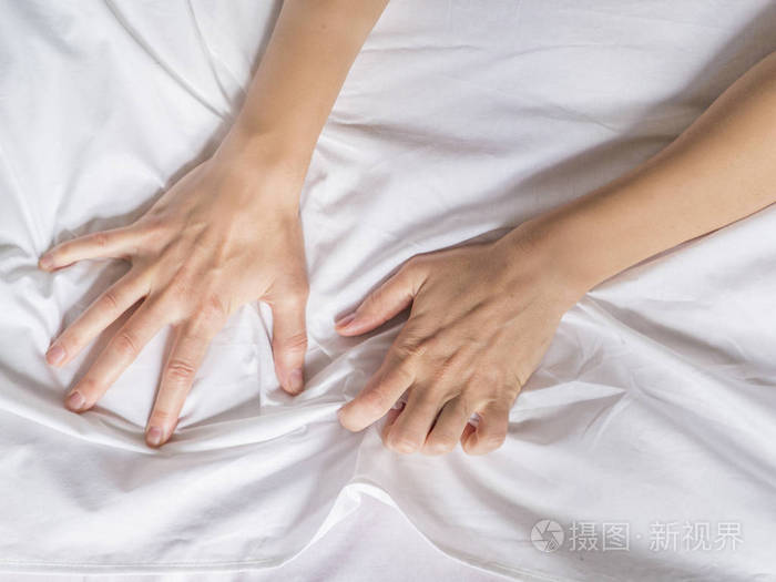 女性手拉白床单的欲望和高潮