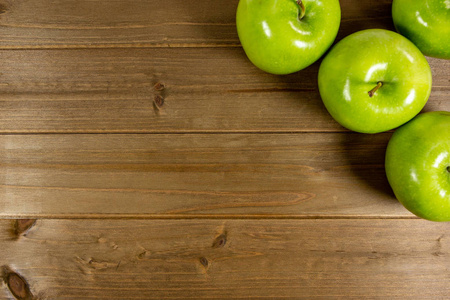 厨房柜台上美味的绿色苹果