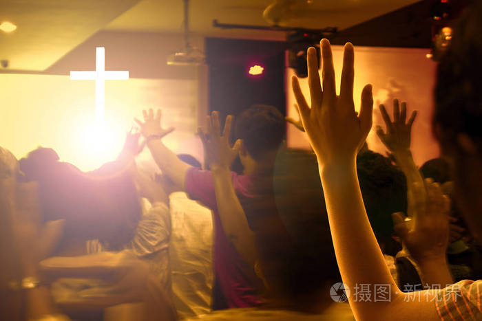 赞美与敬拜理念: 在当代教会音乐会和明亮的灯光下, 在兴奋和赞美中