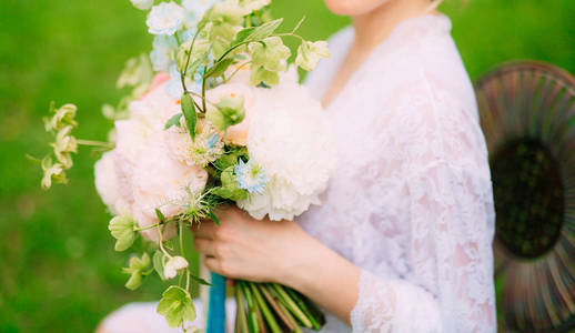 婚礼花束的牡丹在新娘的手中。一场婚礼