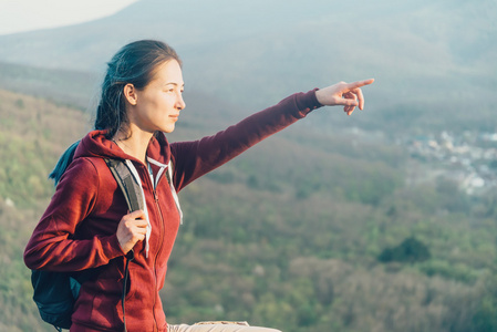 徒步旅行者指向远方户外