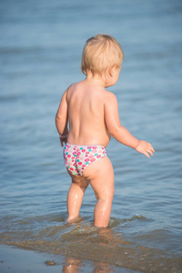 玩沙滩上，海水中的可爱的小宝贝