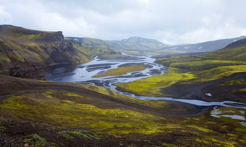 著名的冰岛最受欢迎旅游目的地和冰岛的高地 Landmannalaugar 五彩山徒步旅行枢纽景观视图，南冰岛