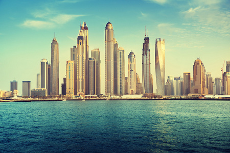 在日落的时候，阿拉伯联合酋长国的迪拜码头