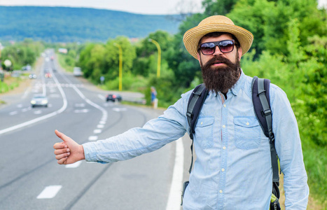 人试着停止车拇指。autostop 旅行。搭便车旅行的最便宜的方式之一。搭车可以结识很多人, 结交很多朋友。Autostop 替