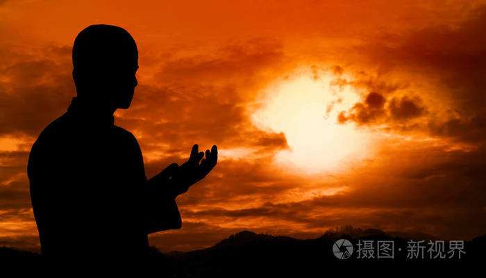 祈祷的穆斯林男子的剪影