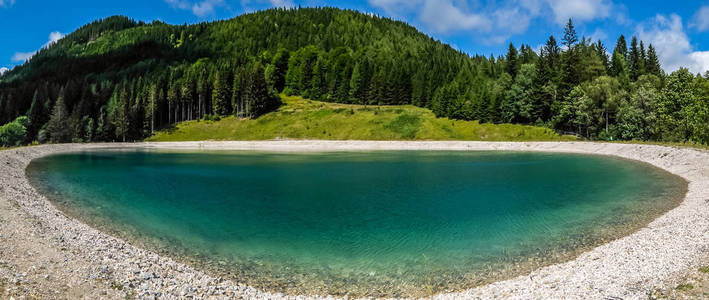 美丽的山风景以湖 Speicherteich 的看法在奥地利的阿尔卑斯在晴朗的夏天天