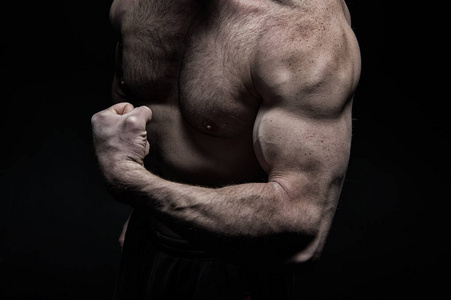 肌肉发达的身体训练在健身房的英俊健美男人