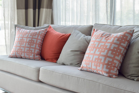 中式图案和红枕头灰色在舒适的客厅里的沙发上